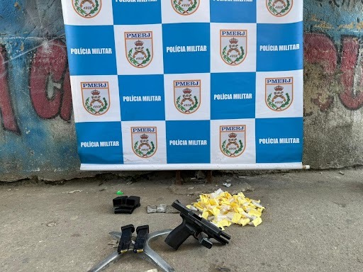 PMs prendem traficante em posse de arma e drogas na Comunidade da Linha em Maricá